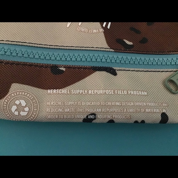 🌟$10 add-on🌟 Herschel NWOT pencil case/makeup bag - NWOT - Picture 7 of 7